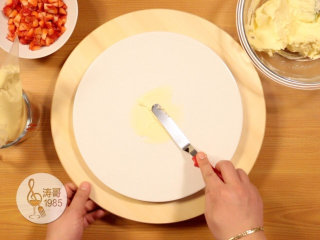 8、瑞士奶油霜 - 彩虹抹面蛋糕,8、圆盘摆好后，用小抹刀在它的中心抹一点瑞士奶油霜，这是为了固定蛋糕