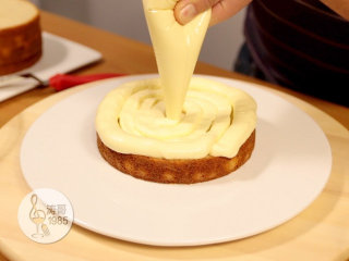 11、瑞士奶油霜 - 彩虹抹面蛋糕,11、把它挤在酸奶蛋糕上，外面那圈挤的高一点，中间低一点