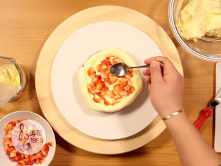 12、瑞士奶油霜 - 彩虹抹面蛋糕,12、挤好后在中间均匀铺上一层草莓粒做馅