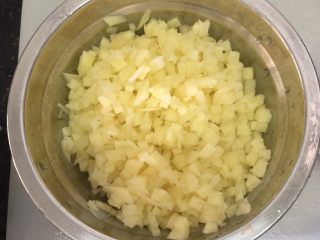 1、土豆煎饼,土豆切薄片、切丝、切丁,放锅里蒸20分钟