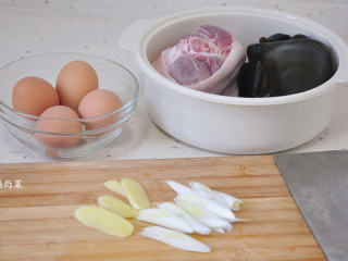 1、醇厚家味：蹄髈烧海带,蹄髈用清水泡至颜色发白，中间换水数次至漂清；鲜海带反复清洗至无盐粒杂质。