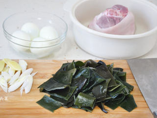 2、醇厚家味：蹄髈烧海带,将鸡蛋煮熟剥壳待用；葱、姜切大片；海带切方片。