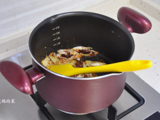 3、醇厚家味：蹄髈烧海带,锅中油热，放入花椒、八角，小火煸炒至香味冒出，再放入辣椒面炒香，最后放葱、姜炒香。