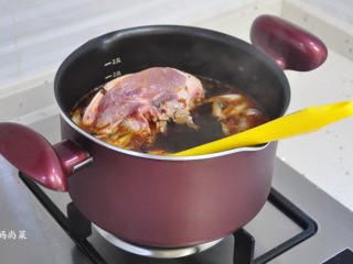 4、醇厚家味：蹄髈烧海带,锅中加入足量的开水，放入生抽、老抽、糖、料酒，大火煮开后放入蹄髈、桂皮2片。
