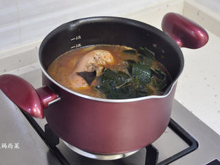 5、醇厚家味：蹄髈烧海带,大火煮开后转中火烧炖半小时后加入海带。
