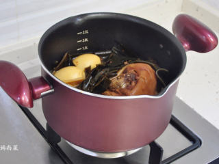6、醇厚家味：蹄髈烧海带,再中火烧炖半小时后加入白煮蛋，此时海带的盐份已煮出，可以尝尝汤汁的咸味，若不够就再放盐，然后加盖转小火慢慢烧炖至汤汁收浓即可。