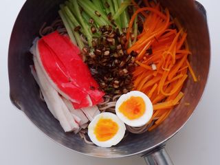 4、一人食|懒人版凉拌荞麦面,最后一步，画龙点晴之笔，因为所有的食材都只是清水煮，味道清淡，需加些佐料调味。铁铸锅里放油，油热后，放入葱花，翻炒至葱花变葱珠油，熄火，淋在雪平锅里。