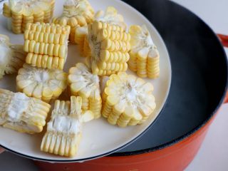 6、排骨白萝卜玉米煲汤,大约30分钟以后，排骨汤呈现白色，加入玉米块；