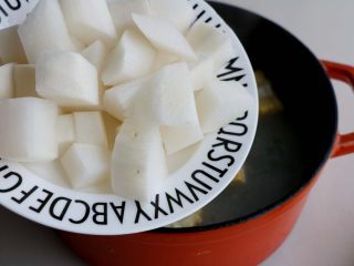 8、排骨白萝卜玉米煲汤,再加入白萝卜块；