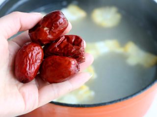 9、排骨白萝卜玉米煲汤,放入提前泡发洗净的红枣，继续煲煮15分钟左右；