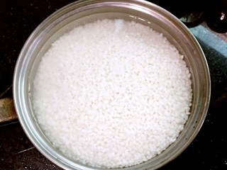 1、自制甄糕,糯米提前一夜泡好，泡到没有白色硬心