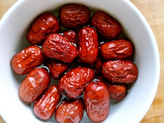 2、自制甄糕,红枣提前三小时泡好