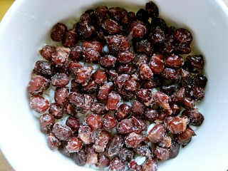 6、自制甄糕,为了节省时间我用了小蜜豆，也可以用红豆，红豆需要提前一晚浸泡