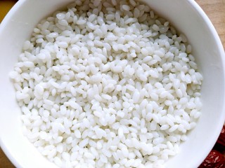 7、自制甄糕,再在蜜豆上铺一层糯米，看不到红豆就好