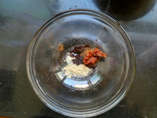 6、暖身羊肉汤,取一大碗，放入胡椒粉，五香粉，鸡精，醋，耗油，盐，油辣椒