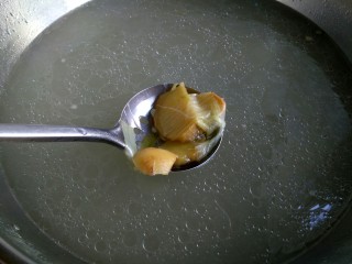 10、暖身羊肉汤,把羊肉汤里葱姜捞出来丢弃。汤已经变凉了，开火热汤