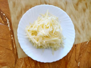 2、酸辣土豆丝,土豆去皮切丝