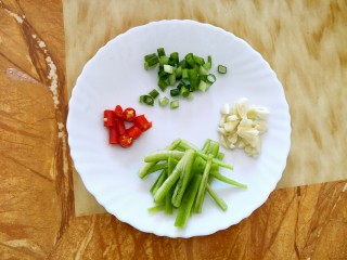 3、酸辣土豆丝,小米粒切段，青椒切丝，蒜头切蓉，切葱花