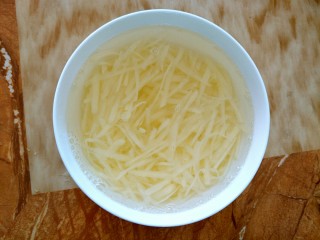 4、酸辣土豆丝,土豆丝多洗几次，去去淀粉，然后泡水里，