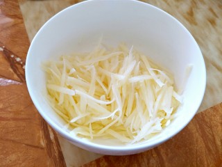 5、酸辣土豆丝,泡完水的土豆丝捞起来沥干水