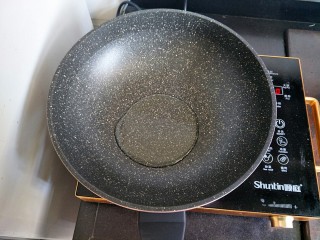 6、酸辣土豆丝,麦饭石不粘炒锅放入适量的花生油