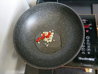 7、酸辣土豆丝,油热放入蒜蓉跟小米粒爆香