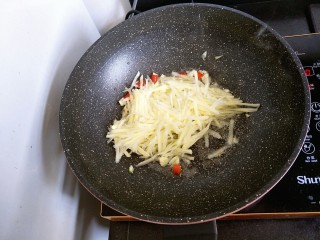 8、酸辣土豆丝,再加入土豆丝
