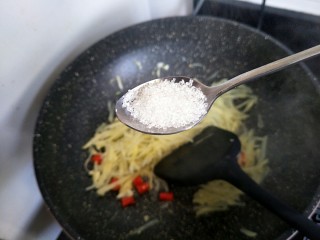 9、酸辣土豆丝,来一点糖