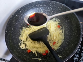 10、酸辣土豆丝,适量酱油