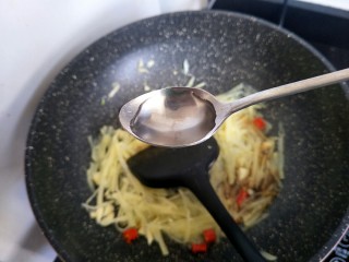 11、酸辣土豆丝,适量的白醋，我就喜欢酸一点，我就多放了醋