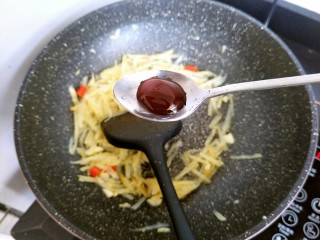 12、酸辣土豆丝,少许的蚝油