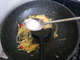 13、酸辣土豆丝,适量的盐，然后翻炒均匀