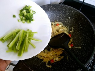14、酸辣土豆丝,再倒入青椒丝跟葱花