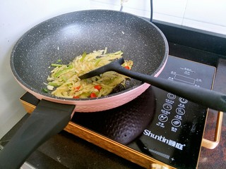 16、酸辣土豆丝,翻炒到土豆丝断生就可以关火上盘了。