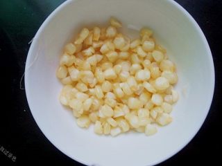 2、鸡蛋三明治,玉米粒煮熟待用