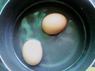 4、鸡蛋三明治,两个鸡蛋放入水里，加入少许盐，煮熟即可。加盐为了防止鸡蛋裂开