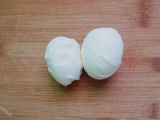 5、鸡蛋三明治,水煮蛋播壳