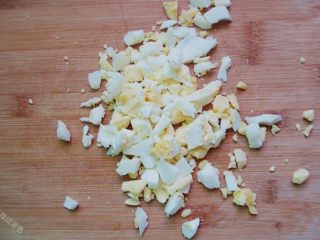 6、鸡蛋三明治,鸡蛋切碎待用