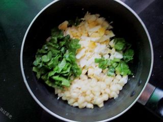 9、鸡蛋三明治,把玉米粒、鸡蛋碎、生菜碎放入盆里