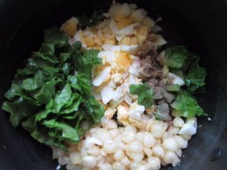 10、鸡蛋三明治,加入少许盐、黑胡椒粉调味