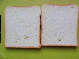 13、鸡蛋三明治,准备两片土司面包，不喜欢吃边的可以切掉