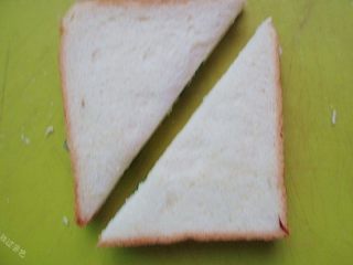 15、鸡蛋三明治,用刀切成你喜欢的大小和形状