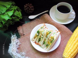 17、鸡蛋三明治,搭配黑咖啡和牛奶哦都市不错的选择