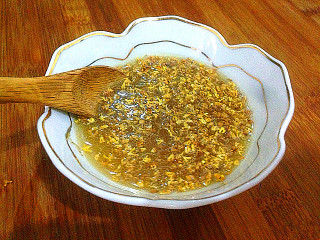 3、桂花糯米藕---整个冬天甜甜蜜蜜,桂花过筛去杂质，倒入少许蜂蜜用保鲜膜包好，放置一夜成为桂花蜜