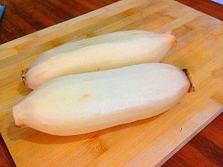 4、桂花糯米藕---整个冬天甜甜蜜蜜,去买藕的时候要注意的是一定要买两头都是封好的才有用哦，而且最好买整根粗细一样的，这样好看。。去皮洗净备用