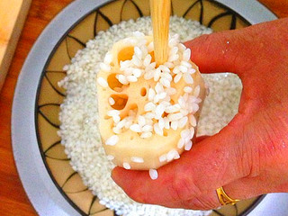 6、桂花糯米藕---整个冬天甜甜蜜蜜,借助筷子，用手做漏斗，把米灌入藕孔，灌得时候用筷子捅紧，不然口感会散