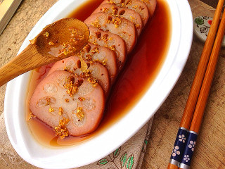 11、桂花糯米藕---整个冬天甜甜蜜蜜,装盘，淋上煮藕的汁儿，最后淋上桂花蜜即可