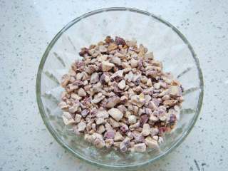 1、红枣戚风蛋糕杯,红枣去核切碎粒，拌入少许的干面粉搅拌几下，使表面均匀的沾满面粉。