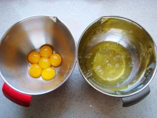 2、红枣戚风蛋糕杯,盆里要干净要无水无油，小心分离蛋白和蛋黄。