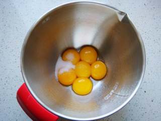 3、红枣戚风蛋糕杯,蛋黄里加入盐、10克的白砂糖（分量内）。